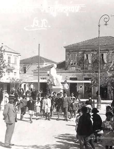 Μια εικόνα από τα παλιά –Το προσεισμικό Ληξούρι με φόντο το άγαλμα Πετρίτση