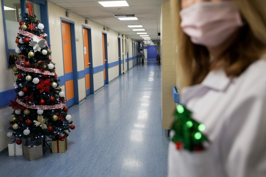 Πώς θα κάνουν Χριστούγεννα και Πρωτοχρονιά εμβολιασμένοι και ανεμβολίαστοι
