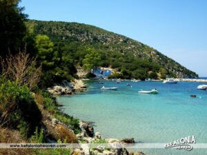 Στον Αθέρα αγκυροβολημένο σκάφος με 100 περίπου μετανάστες