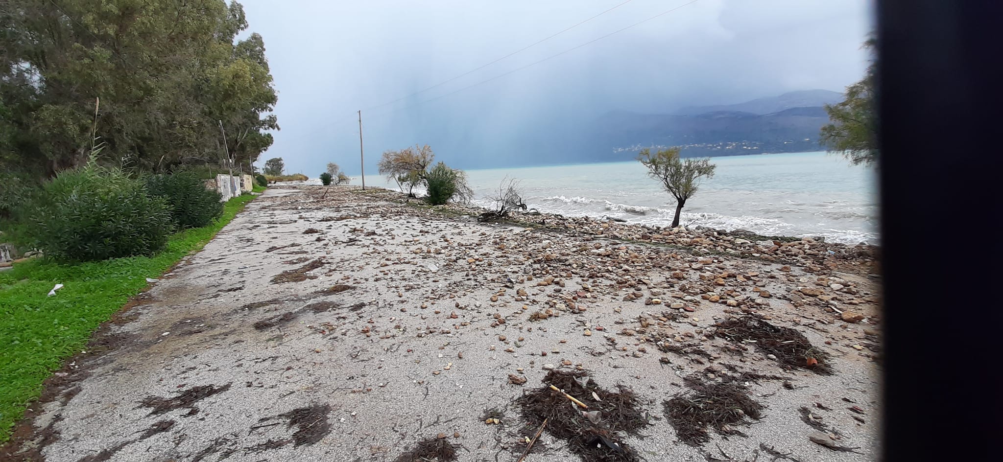 Τεράστιες καταστροφές προκάλεσε η χθεσινή θεομηνία στο Ληξούρι -Η θάλασσα «κατάπιε» το δρόμο στον Αγ. Σπυρίδωνα [εικόνες]