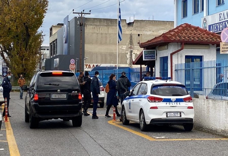 Αδιανόητο επεισόδιο στην Πιερία: Θεματοφύλακες πέρασαν χειροπέδες σε διευθυντή σχολείου