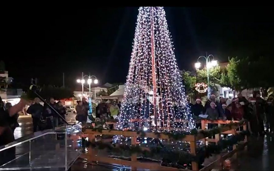 Άναψε, το απόγευμα της Παρασκευής, με εκδήλωση στην κεντρική πλατεία της πόλης, το Χριστουγεννιάτικο δέντρο του Δήμου Ληξουρίου.