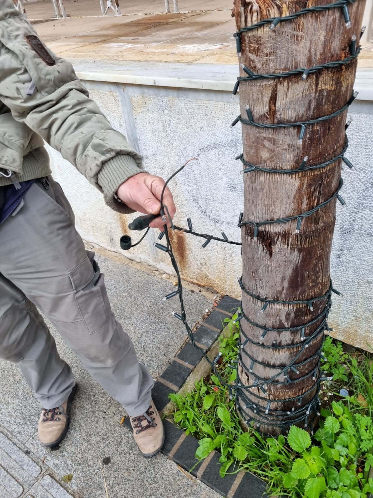Επιτήδειοι προκάλεσαν φθορές στον στολισμό και τον ηλεκτρολογικό εξοπλισμό της πλατείας Βαλλιάνου