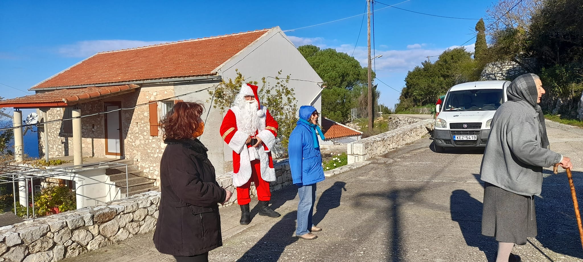 Κεφαλονιά: Νωρίτερα έφτασε φέτος ο Άη Βασίλης στα χωριά της Ερίσου [εικόνες]
