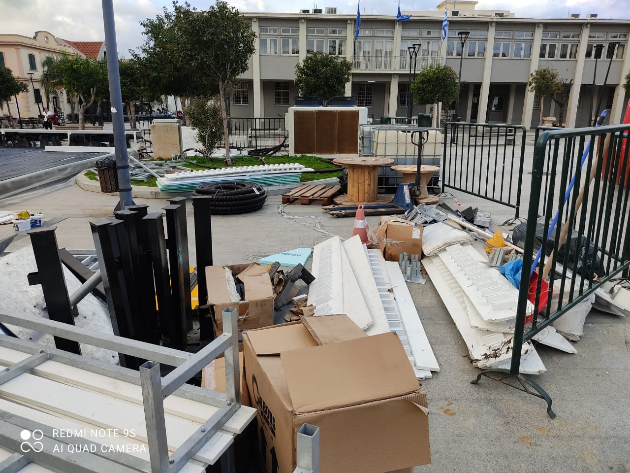 Πλατεία Αργοστολίου: Υπάρχουν μέτρα προστασίας για τα μικρά παιδιά;  Διάσπαρτα υλικά παντού [εικόνες]