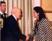 Ρόδη Κράτσα: Με θλίψη αποχαιρετούμε τον πρ. Πρόεδρο της Δημοκρατίας Καρολο Παπούλια.