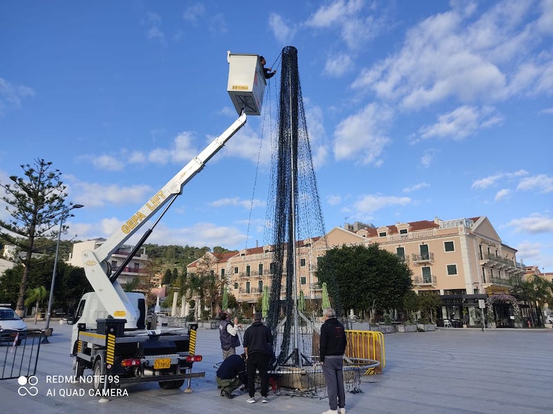 Στήνεται το Χριστουγεννιάτικο δέντρο στην πλατεία Αργοστολίου
