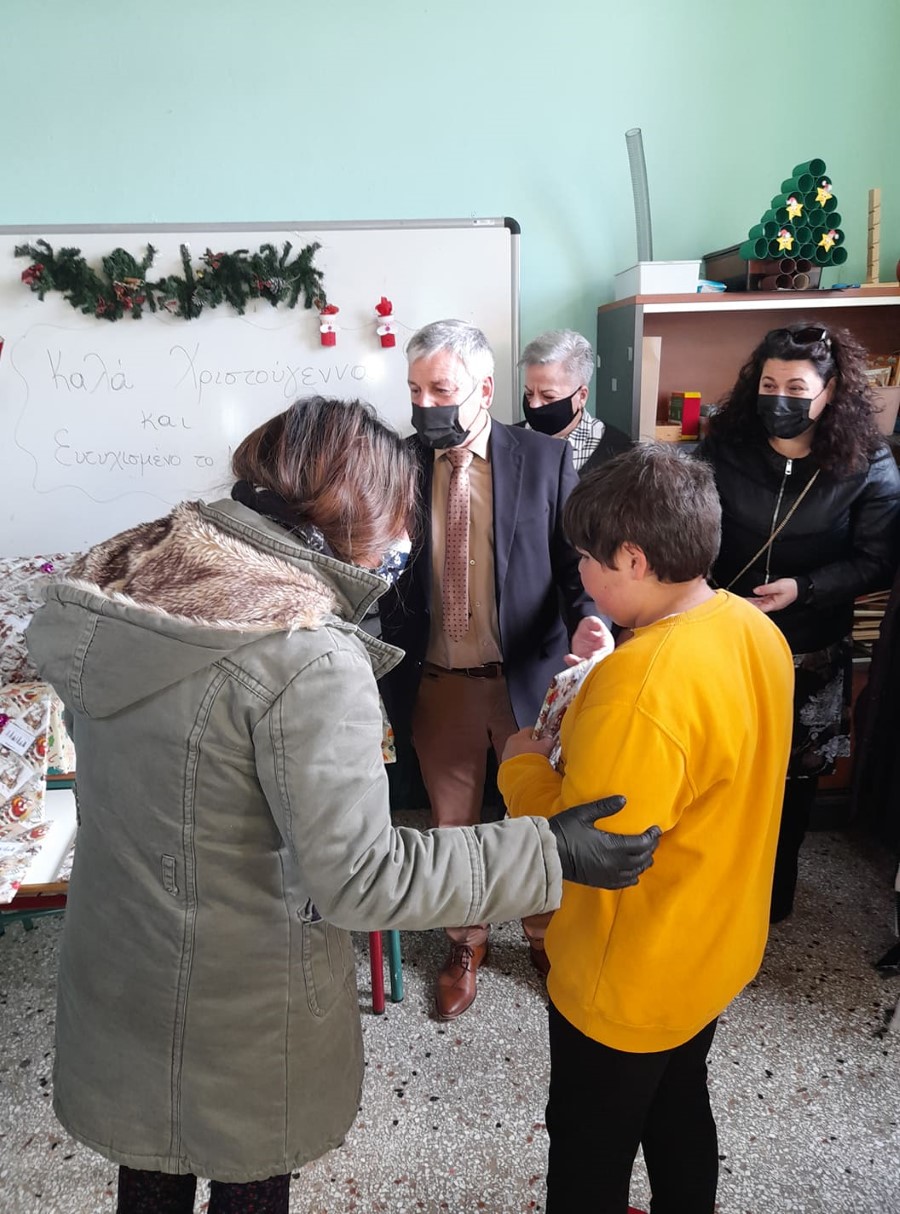 Στο Ειδικό Σχολείο Περατάτων ο Σύλλογος Αποστράτων  Μοίρασαν δώρα στα παιδιά [εικόνες]