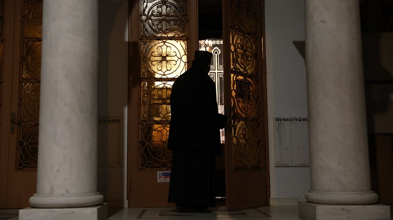Θεσσαλονίκη: Νεκρός αρνητής ιερέας από κορoνοϊό – Χαροπαλεύει ακόμη ένας ιερωμένος