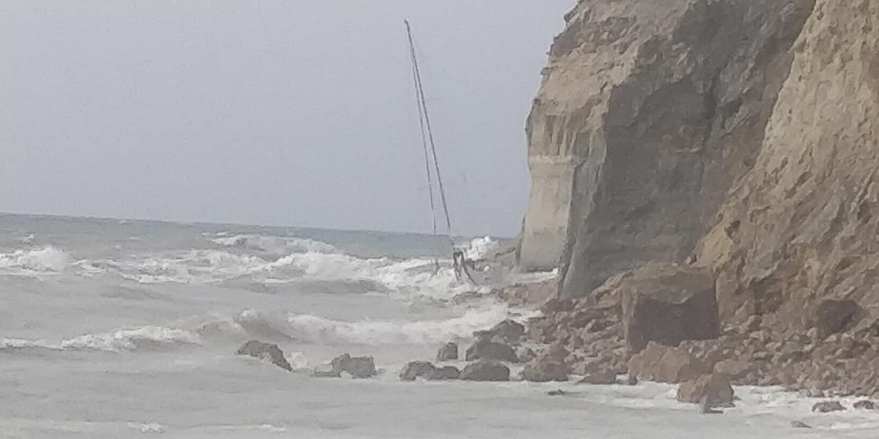 Τι αναφέρει το λιμενικό για τη προσάραξη ιστιοφόρου ανοιχτά του Κατελειού
