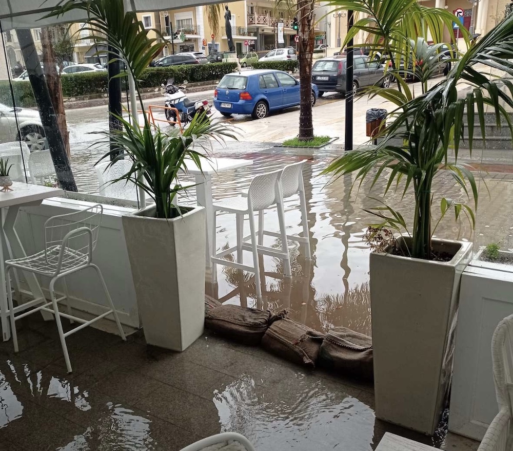 “Βενετία” το Αργοστόλι με την πρώτη νεροποντή  Κεντρικοί δρόμοι μετατρέπονται σε “κανάλια” [εικόνες +βίντεο]