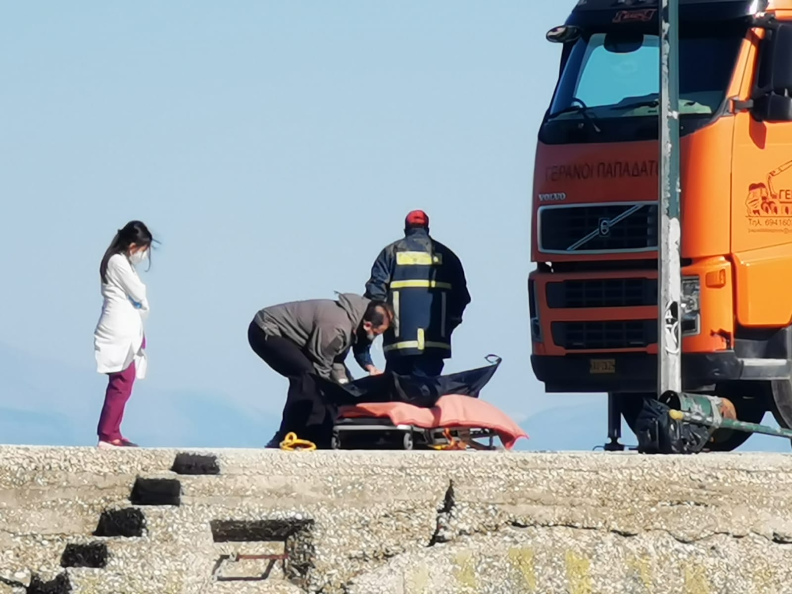 50χρονη γυναίκα η οδηγός που έπεσε στο λιμάνι του Πόρου  Ολοκληρώθηκε η ανάσυρηση [εικόνες +βίντεο]