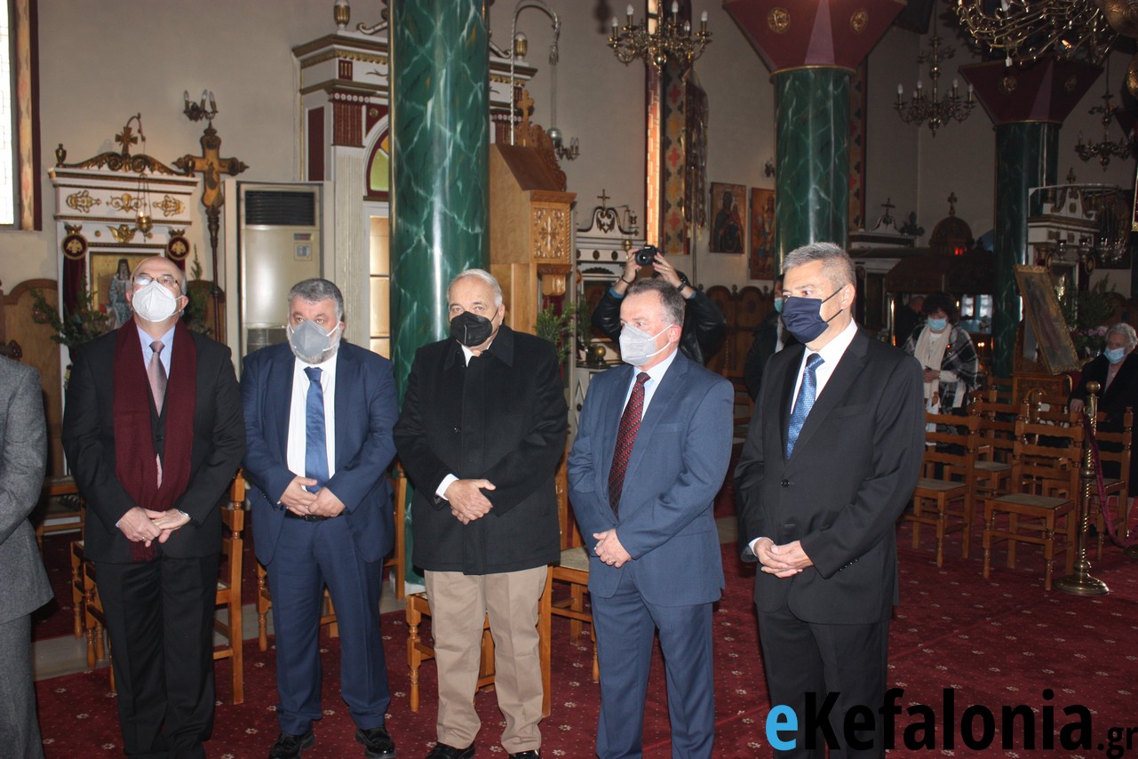 Δοξολογία για το Νέο Έτος στο Αργοστόλι  Ευχές και χαμόγελα στο κόψιμο της Βασιλόπιτας στην Περιφέρεια [εικόνες +βίντεο]