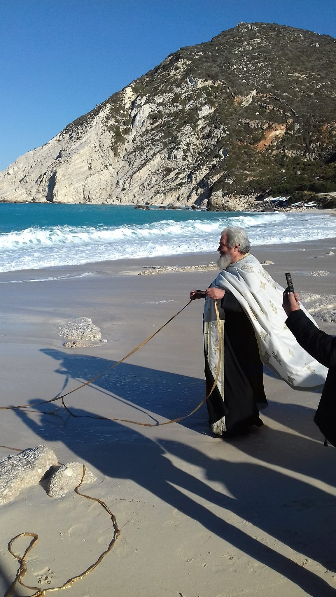Έριξαν το Σταυρό στα παγωμένα νερά των Πετανών [εικόνες]