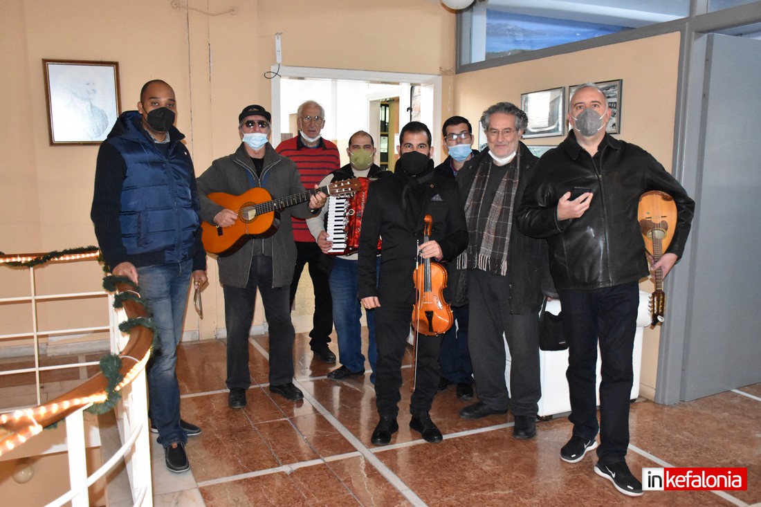 Καντάδες και κάλαντα των Φώτων στον Δήμαρχο Αργοστολίου από την Παρέα των Κανταδόρων της Κεφαλονιάς! (video)