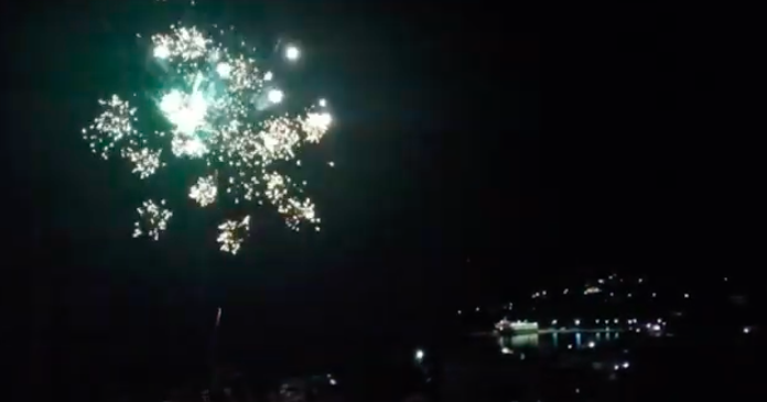Με πυροτεχνήματα εορτάστηκε στον Πόρο ο ερχομός του νέου έτους 2022 [βίντεο]