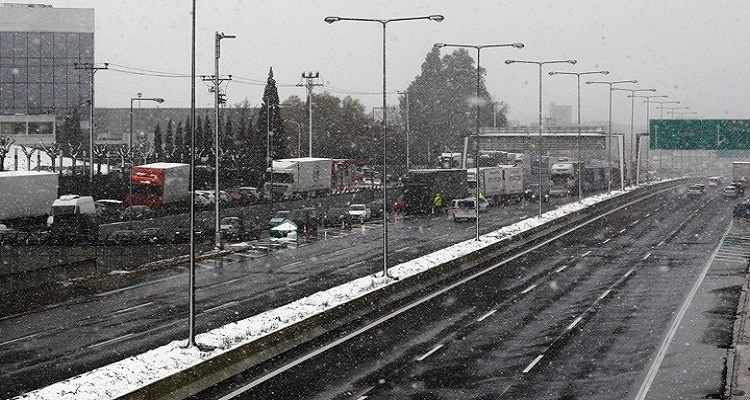 Ολονύχτια μάχη του για τον απεγκλωβισμό των οδηγών από τους δρόμους -Σε γενική αργία 7 περιοχές της χώρας