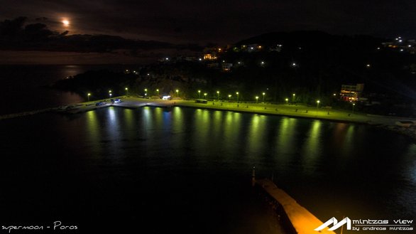 Περίεργο δυστύχημα στον Πόρο -Αυτοκίνητο έπεσε στη φουρτουνιασμένη θάλασσα