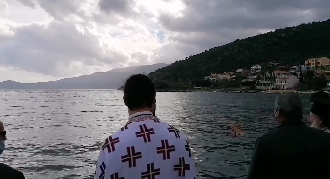 Βούτηξαν για το Σταυρό δύο νεαρά παιδιά στην Αγία Ευφημία [βίντεο]