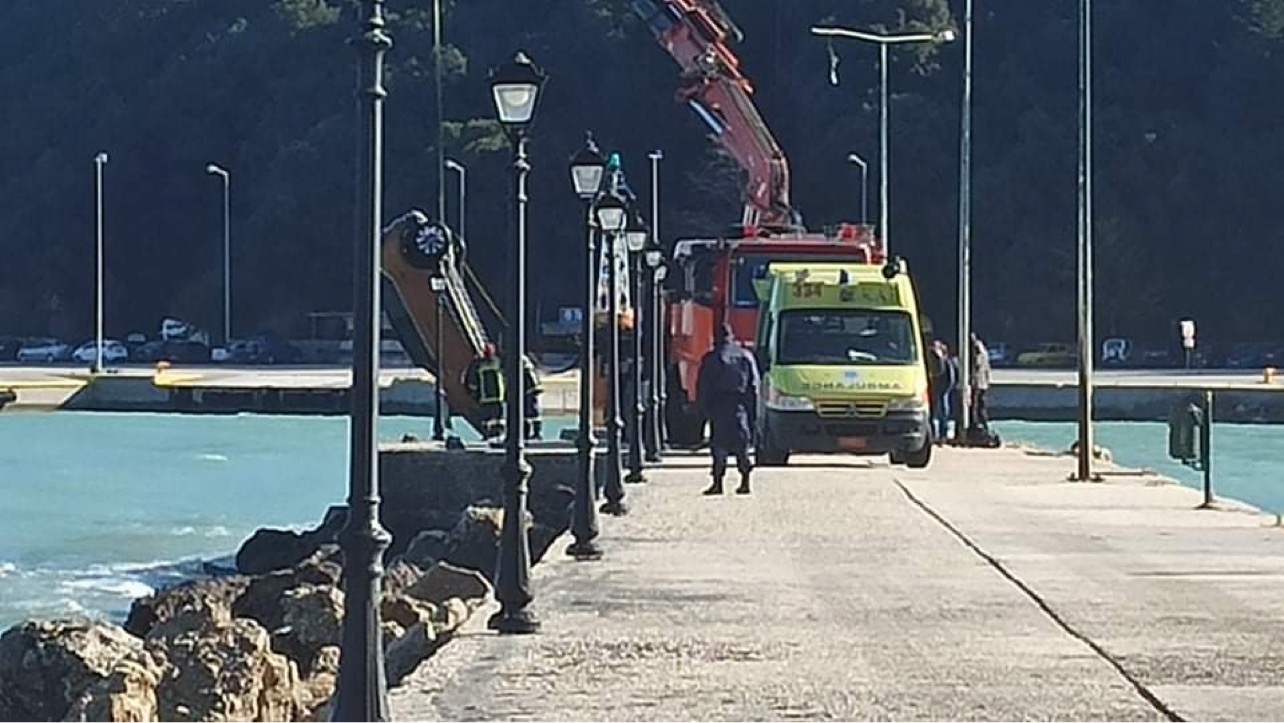 Βρέθηκε μία νεκρή γυναίκα οδηγός του αυτοκινήτου που έπεσε στο λιμάνι του Πόρου [εικόνες]