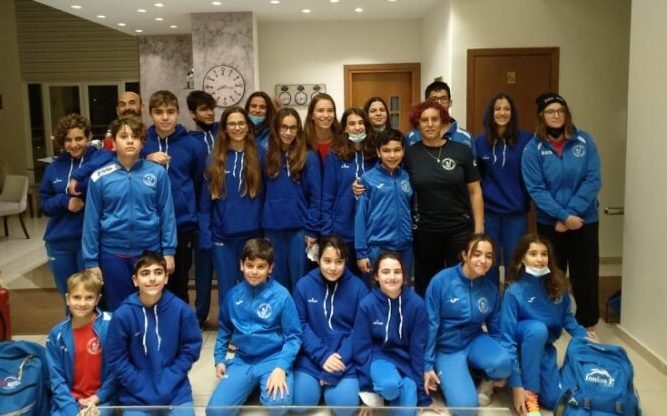 Μπράβο! Με 40 μετάλλια επέστρεψαν τα δελφίνια του Ποσειδώνα από τους Πανελλήνιους χειμερινούς αγώνες τεχνικής κολύμβησης