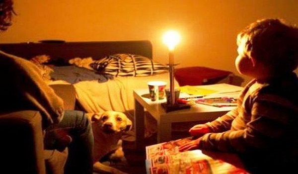ΔΕΗ: Έκοψαν το ρεύμα σε μητέρα ανάπηρου παιδιού επειδή έχασε μία δόση ρύθμισης