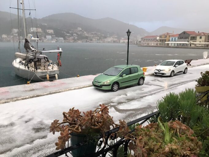 Ιθάκη: Σφοδρή χαλαζόπτωση –Έβγαλαν τις μπουλντόζες για να καθαρίσουν τους δρόμους [εικόνες]