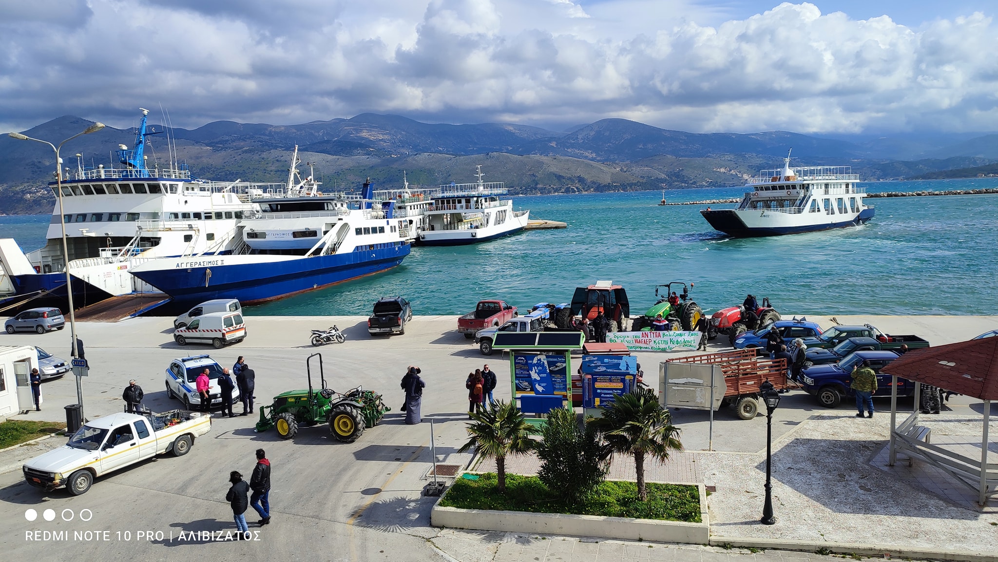 Ληξούρι: Συμβολική κατάληψη του λιμανιού από δεκάδες αγρότες [εικόνες]