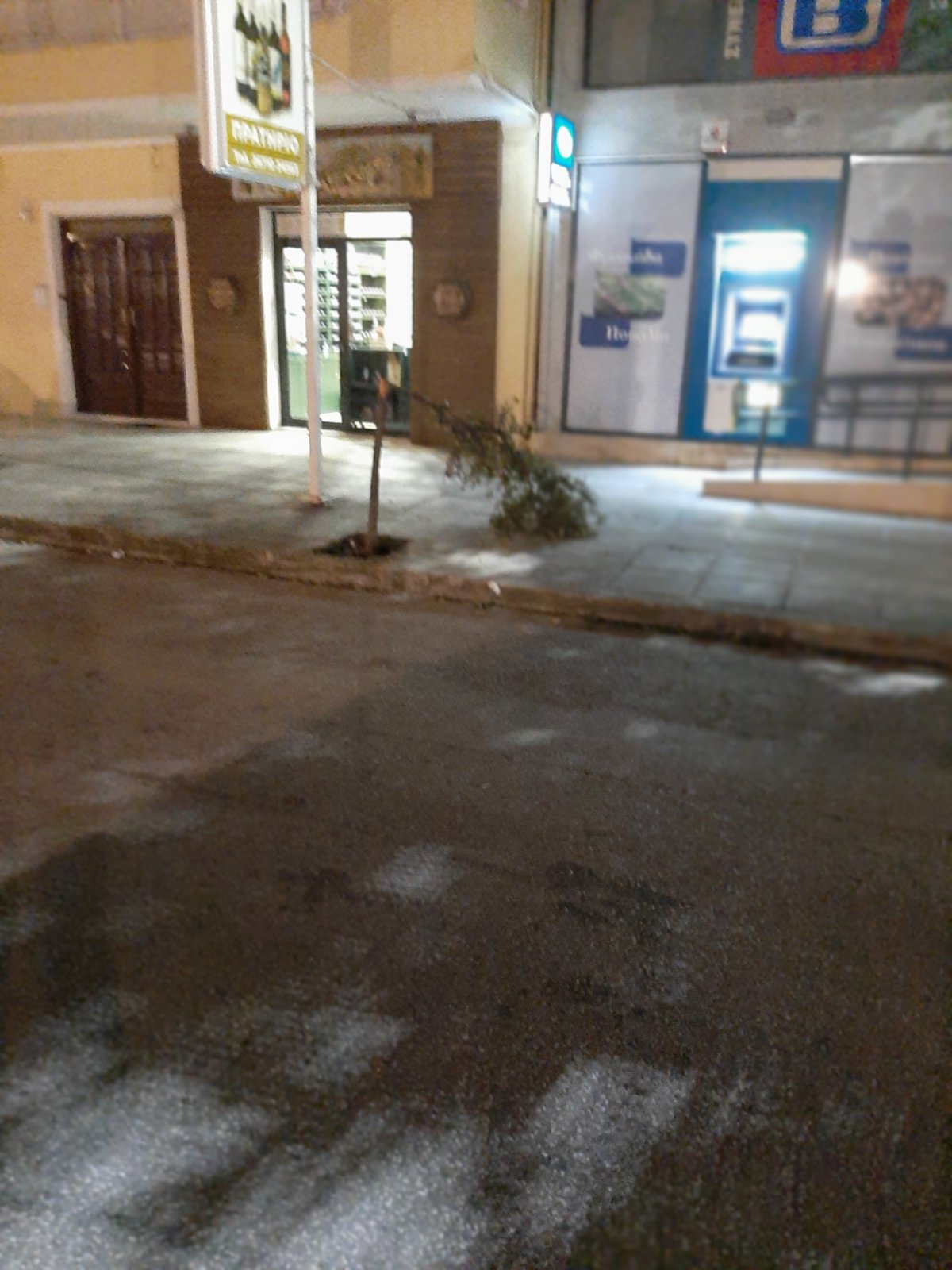 Ντροπή και μόνο Ντροπή μπορεί να πει κανείς από αυτή την εικόνα που βλέπουμε στης Φωτογραφίες που μας έστειλαν 5,30 το Πρωί