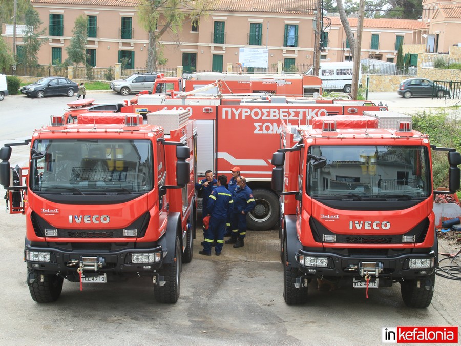 Παραδόθηκαν τα δύο νέα Πυροσβεστικά οχήματα στην Κεφαλονιά (εικόνες)