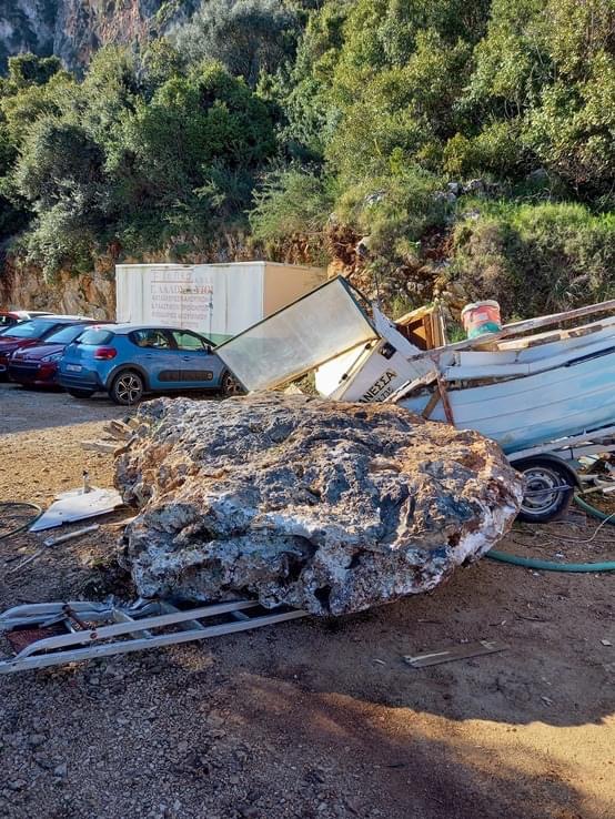 Πόρος: Τεράστιος βράχος αποκολλήθηκε και έπεσε δίπλα σε σπίτι -Δείτε φωτογραφία