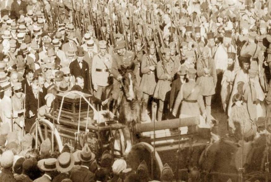Στιγμιότυπο από την ανακομιδή των λειψάνων του Κολοκοτρώνη στην Αρκαδία
