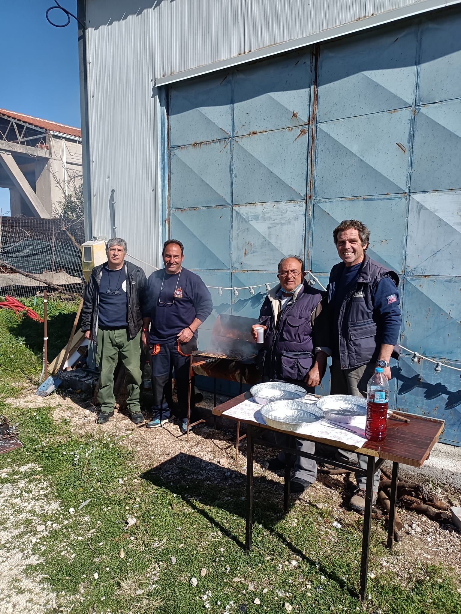 «Τσικνίζει» από το πρωί όλο το Αργοστόλι -Αυτοσχέδιες σούβλες σε κάθε γειτονιά [εικόνες]