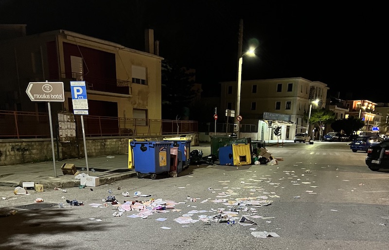 Βανδαλισμοί από αγνώστους στην παραλιακή του Αργοστολίου [εικόνες]