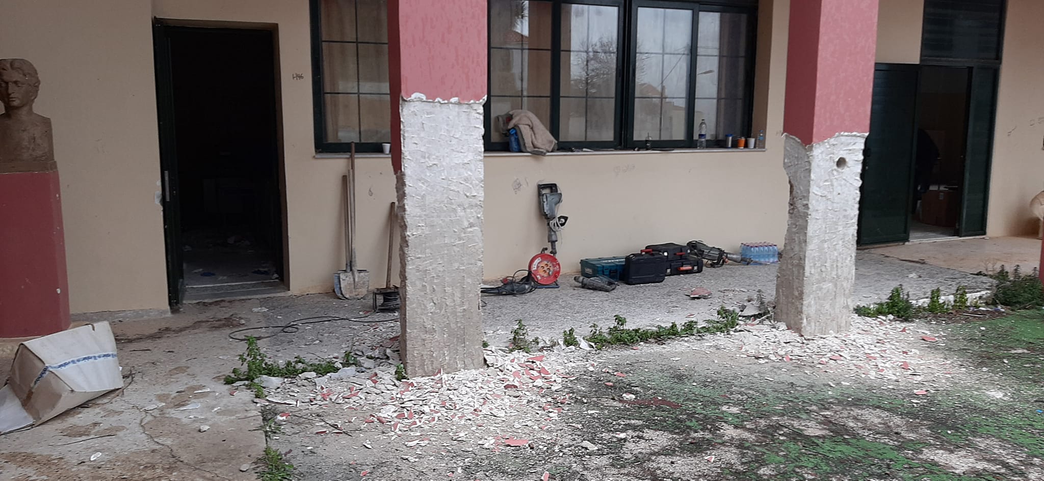 Ξεκίνησαν οι εργασίες επισκευής του Γυμνασίου Αγίας Θέκλης [εικόνες]