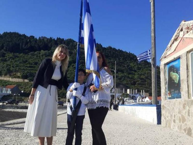 Δεκάχρονος μαθητής έκανε παρέλαση μόνος του και προκάλεσε συγκίνηση, στο Μαθράκι