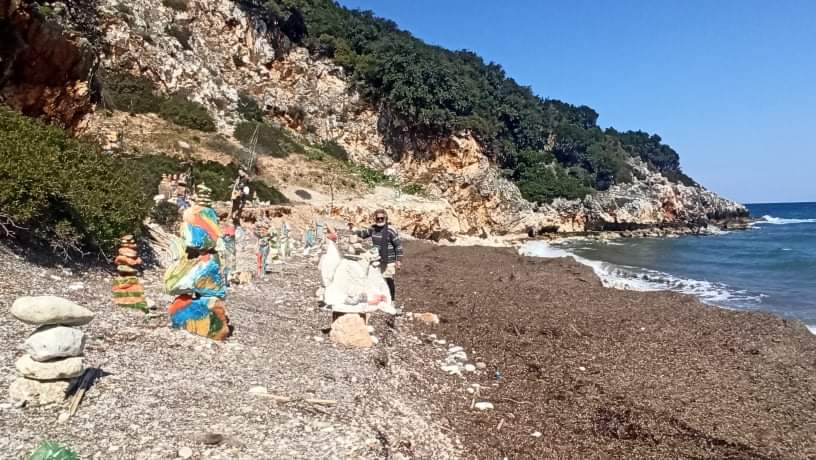 Γιάννης Θεοτοκάτος: Ο καλλιτέχνης “Σίσυφος” της παραλίας του Πόρου Κεφαλονιάς!