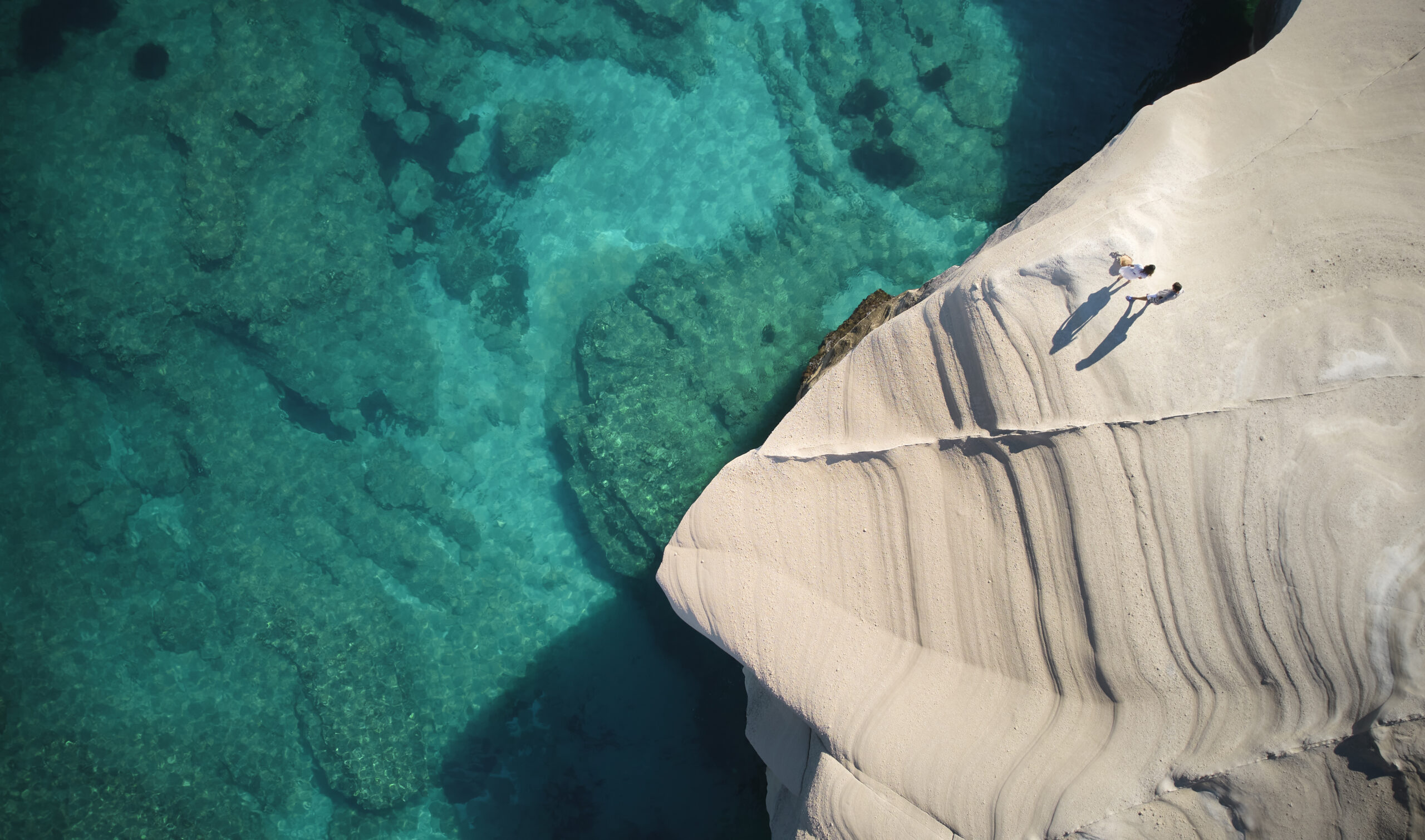 H Μήλος και το White Coast Suites στο Conde Nast Traveller