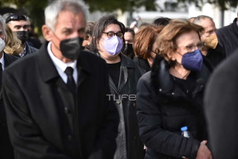 Κηδεία Μαριέττας Γιαννάκου: Τραγική φιγούρα η μονάκριβη κόρη της στο «τελευταίο αντίο»