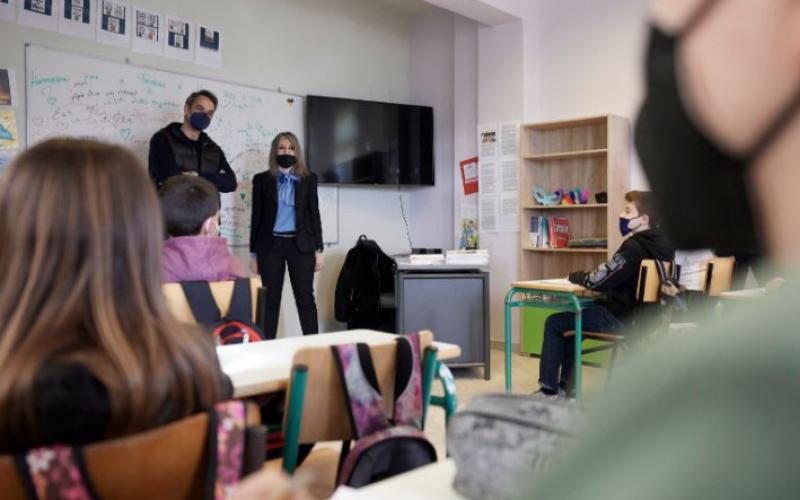 Μητσοτάκης σε σχολείο στη Σύρο: Σύντομα θα απαλλαγούμε από τις μάσκες εντός της τάξης