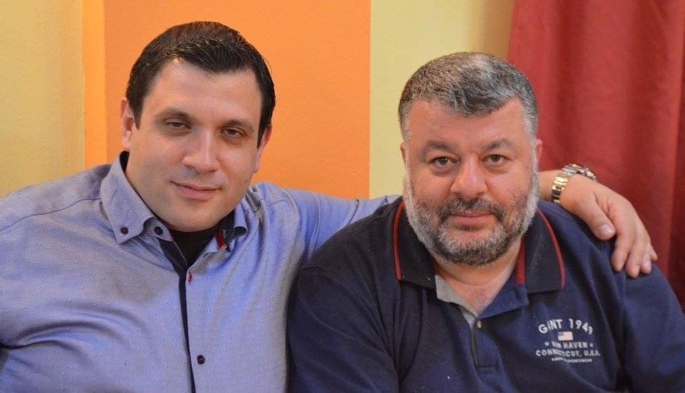 Portoni.gr: Από εστιατωρ στα Ομαλά οικονομολόγος στην ΔΕΥΑΚ ο “κολλητός” του Θεόφιλου Μάκης Σιμωτας