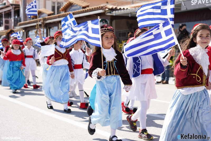 Το Ληξούρι τίμησε την Εθνική επέτειο της 25ης Μαρτίου με μια μεγαλειώδη παρέλαση! -Συνθήματα σημαίες κατά του πολέμου στην Ουκρανία [εικόνες]