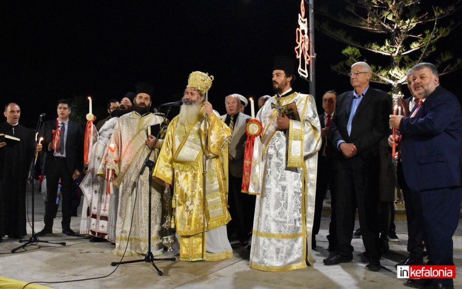 “Χριστός Ανέστη” – Το αναστάσιμο μήνυμα από την πλατεία Αργοστολίου μέσα σε πανδαισία βεγγαλικών! (εικόνες/video)