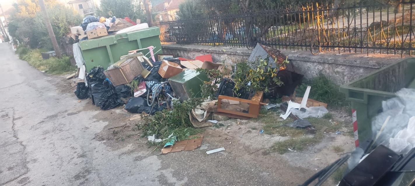 Ιθάκη: Η αγανάκτηση Στανίτσα με τα σκουπίδια έξω από τους κάδους