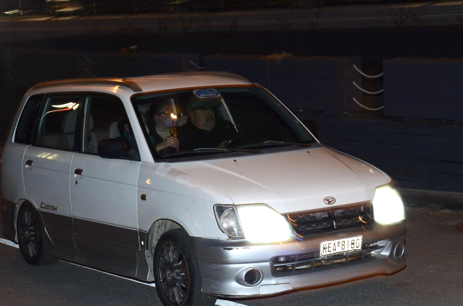 Με καθυστέρηση 3 ωρών έφτασε το Άγιο Φως στην Κεφαλονιά [εικόνες]