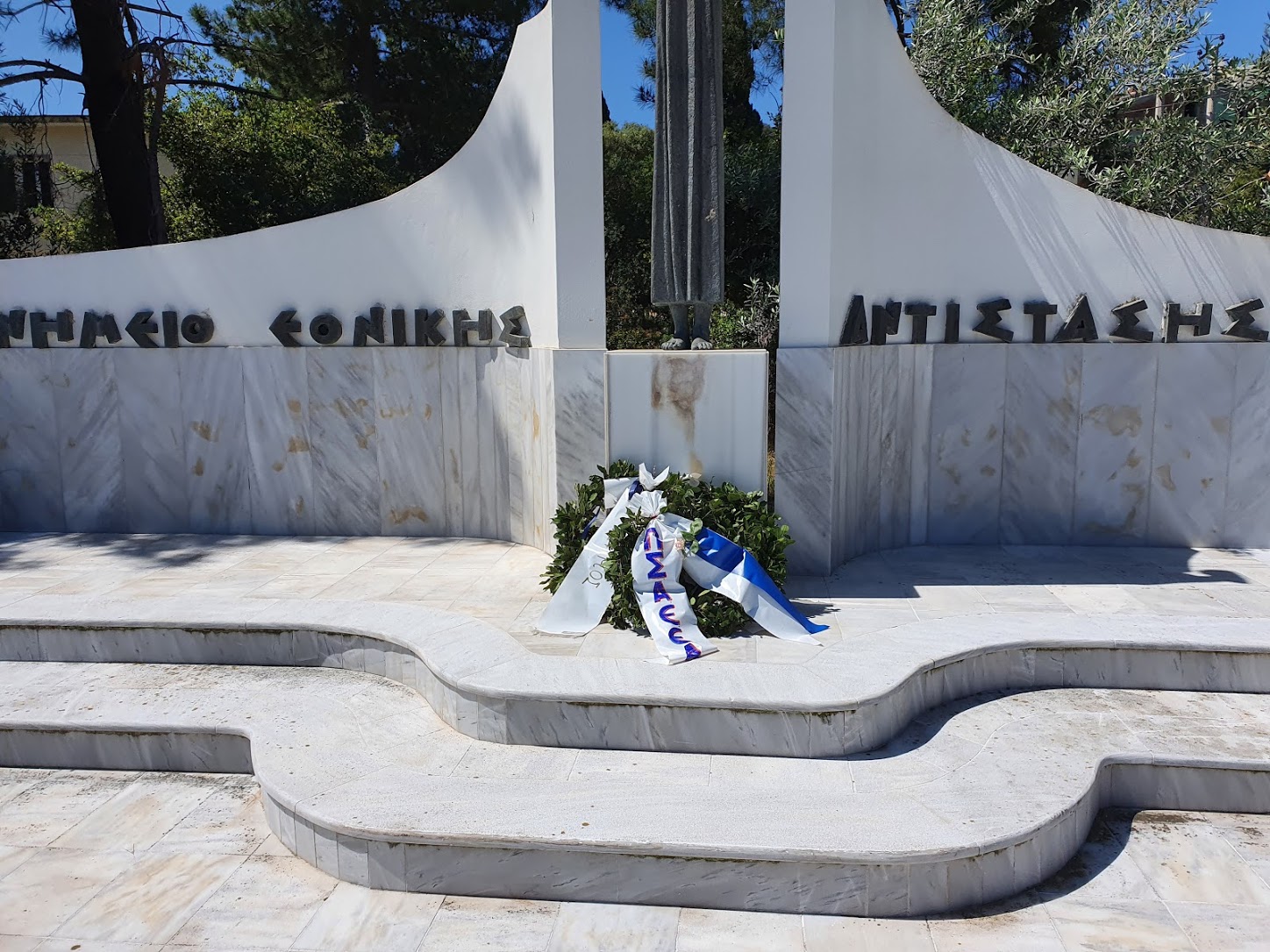 Ντροπή: Βεβήλωσαν το μνημείο της Εθνικής Αντίστασης στο Αργοστόλι [εικόνες]