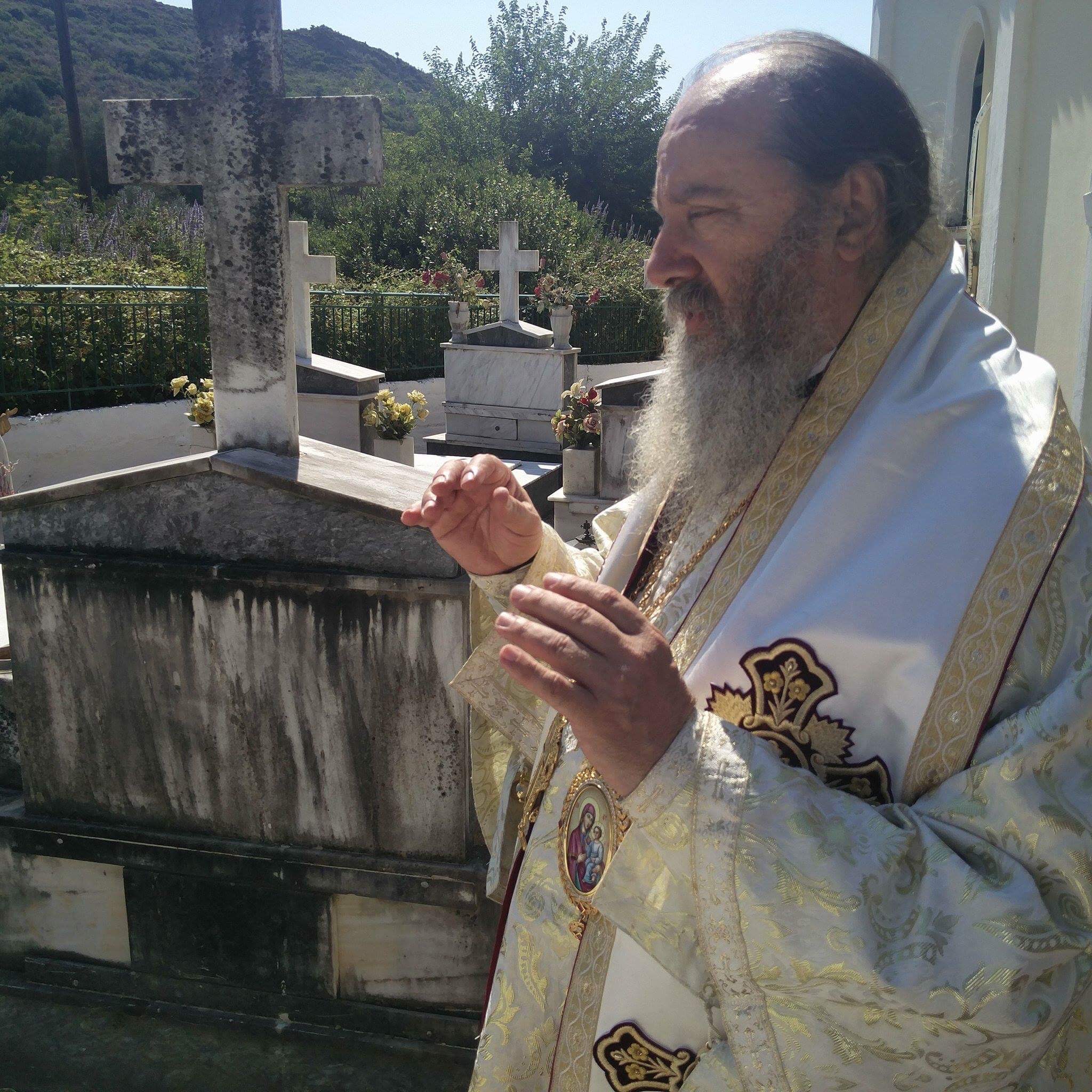 Ο Κερνίτσης Χρύσανθος τελεί Τρισάγιο στους τάφους των προγόνων του