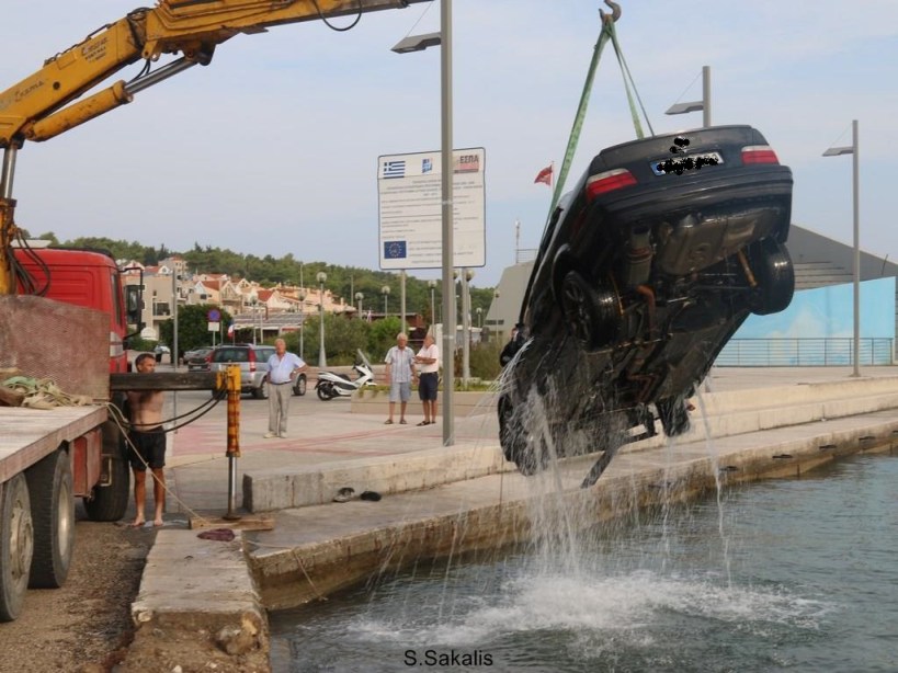 Πτώση οχήματος στη θαλάσσια περιοχή του Καραβόμυλου -Βγήκαν σώοι οι δύο επιβάτες