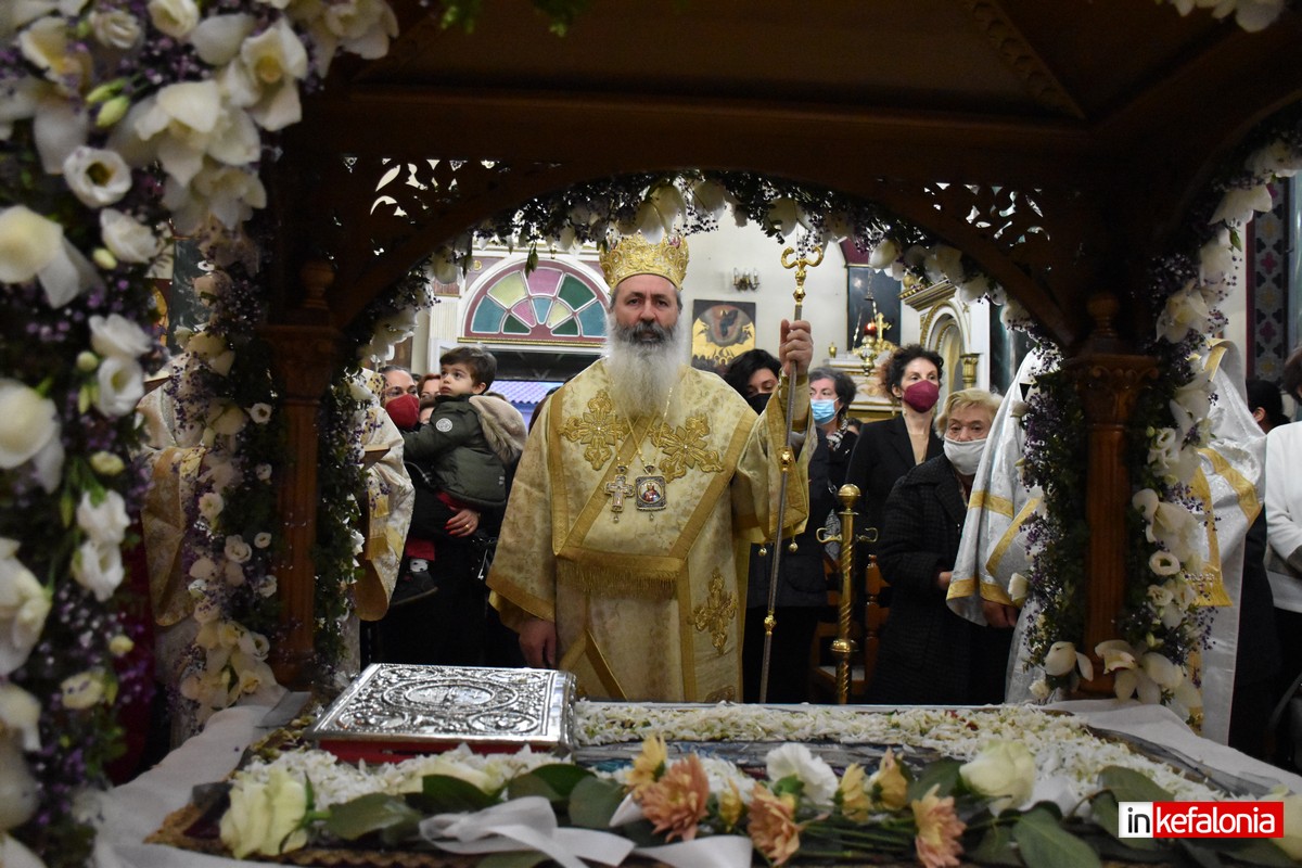 Σε κλίμα κατάνυξης και με λαμπρότητα! Λαοθάλασσα πιστών στην κοινή περιφορά των επιταφίων στο Αργοστόλι! (εικόνες/video)