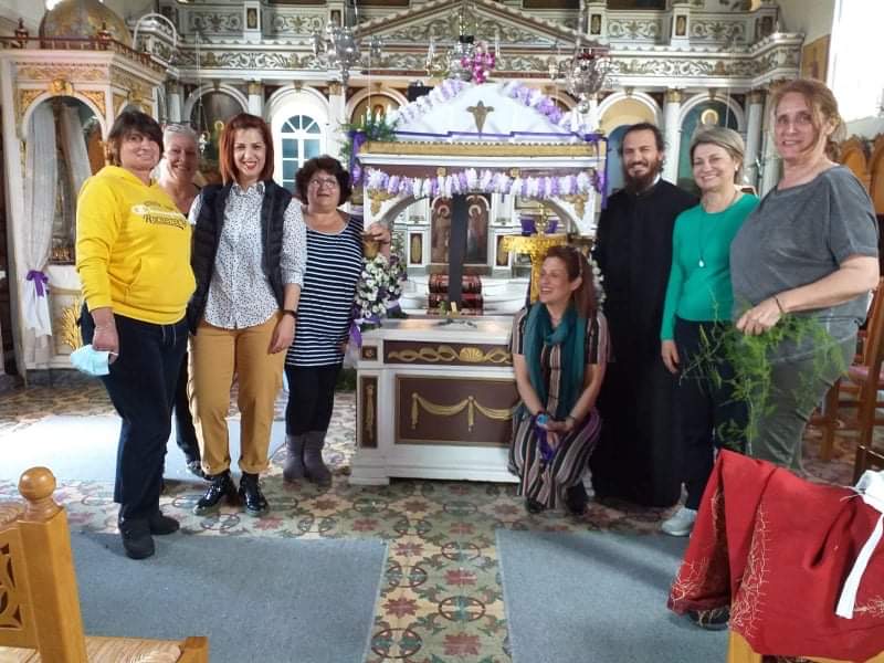 Στόλισαν στις Μηνιές τον Επιτάφιο του χωριού -Όμορφες εικόνες